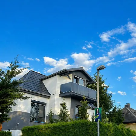 Modernes Freistehendes Haus Mit 2 Wohneinheiten, Terrasse, Garten & Carport Bohlen (Saxony)