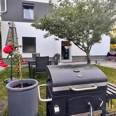 Semesterbostad Modernes Freistehendes Haus Mit 2 Wohneinheiten, Terrasse, Garten & Carport *