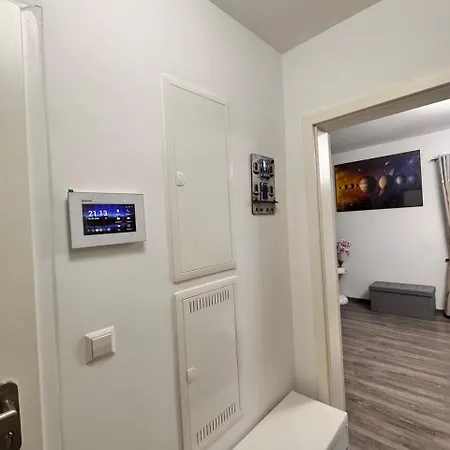 Modernes Freistehendes Haus Mit 2 Wohneinheiten, Terrasse, Garten & Carport *