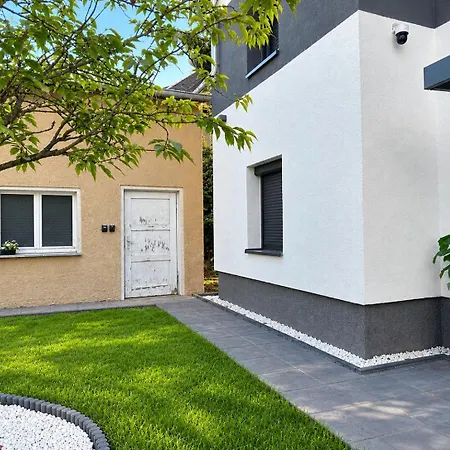 Modernes Freistehendes Haus Mit 2 Wohneinheiten, Terrasse, Garten & Carport Vakantiehuis *